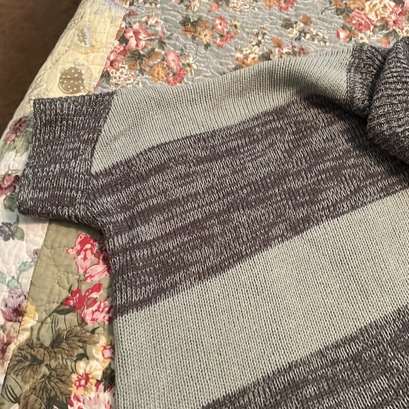 Short sleeve sweater, shorter in front. - Picture 4 of 5